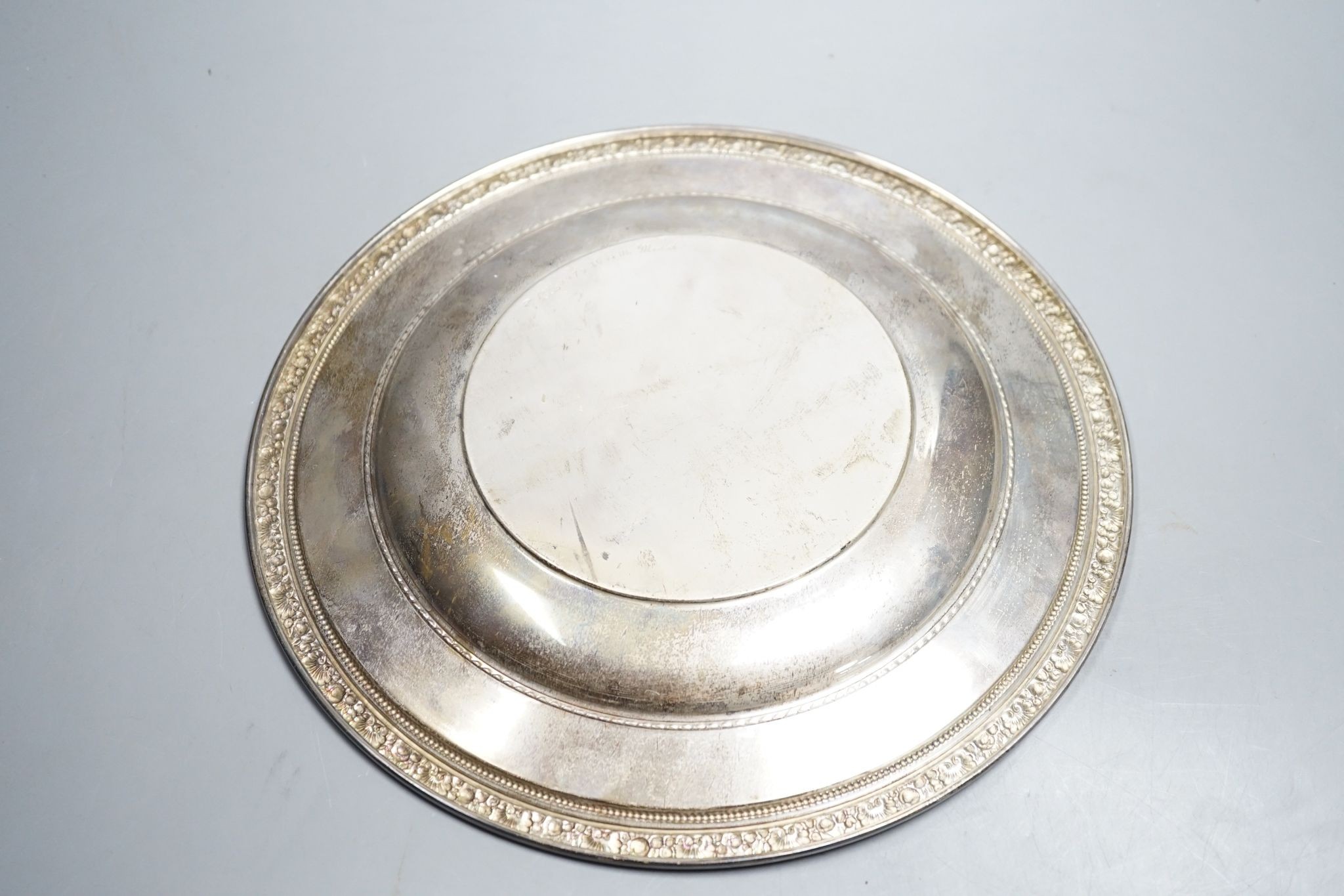 An American sterling 'Medici' dish, 27cm, 10oz.